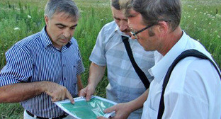 Валерий Бриних (в центре) показывает Сергею Цыпленкову (справа) расположение навозохранилищ. Фото Дмитрия Шевченко http://ewnc.org/node/18851
