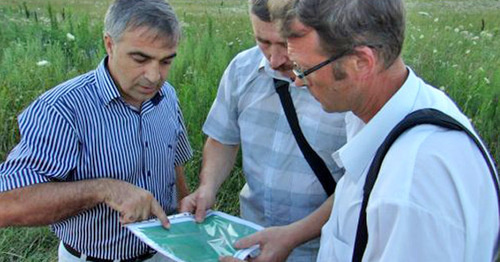 Валерий Бриних (в центре) показывает Сергею Цыпленкову (справа) расположение навозохранилищ. Фото Дмитрия Шевченко http://ewnc.org/node/18851