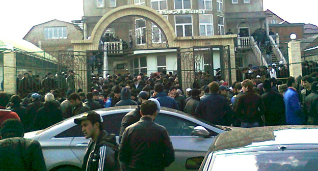 Верующие возле мечети на Котрова. Махачкала. Фото http://islamcenter.ru/?item=37#prettyPhoto