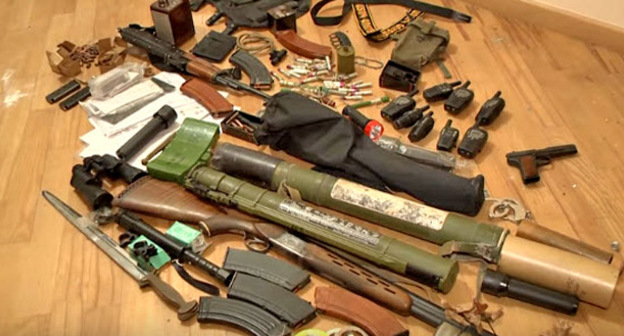 Оружие, найденное во время задержания членов организованной вооруженной группы. Ереван, 25 ноября 2015 г. Кадр пользователя Tert.am News from all over the world https://www.youtube.com/watch?v=H0lcbmZ6WsM