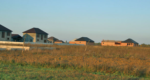 Новостройки в одном из сел по Грозным. Чечня. Фото Магомеда Магомедова для "Кавказского узла"