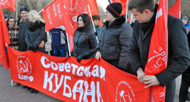 Коммунисты потребовали отменить систему «Платон» на митинге, посвященном началу контрнаступления советских войск под Сталинградом. Волгоград, 27 ноября 2015 г. Фото Татьяны Филимоновой для "Кавказского узла"