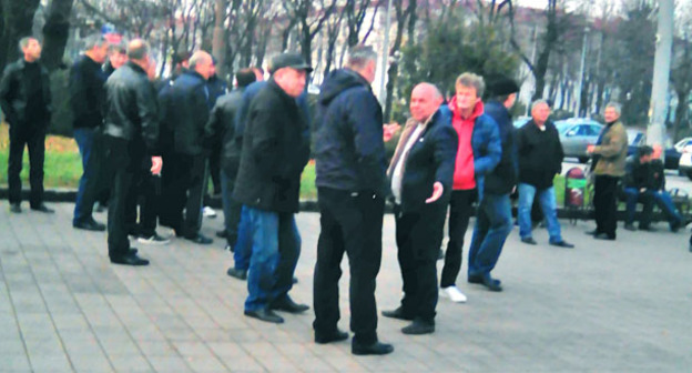 Митинг водителей автобусов. Нальчик, 27 ноября 2015 г. Фото Людмилы Маратовой для "Кавказского узла"