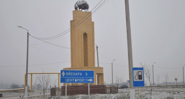 Стела на въезде в село Бачи-Юрт. Фото: Maps.yandex.ru