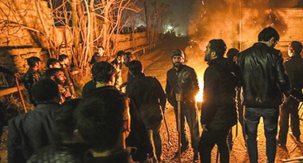 Жители Нардарана греются о костра. 26 ноября 2015 года. Фото Азиза Каримова для "Кавказского узла"