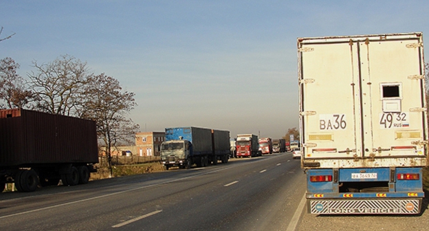 Грузовики участников забастовки дальнобойщиков в Дагестане. 24 ноября 2015 года. Фото Мурада Мурадова для "Кавказского узла"