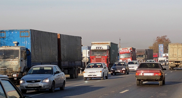 Автомобили на федеральной трассе в Дагестане во время забастовки дальнобойщиков. 24 ноября 2015 года. Фото Мурада Мурадова для "Кавказского узла"