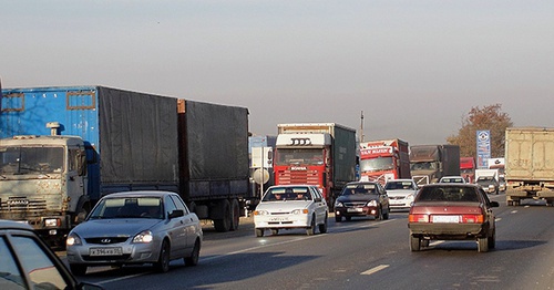 Автомобили на федеральной трассе в Дагестане во время забастовки дальнобойщиков. 24 ноября 2015 года. Фото Мурада Мурадова для "Кавказского узла"