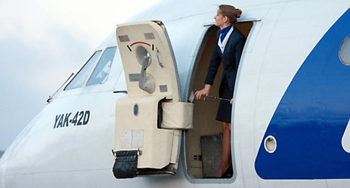 Стюардесса на борту самолёта в аэропорту Волгограда. Фото: http://new.mav.ru/galery/news
