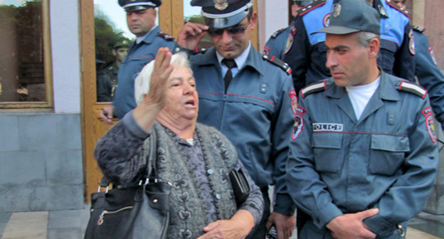 Сотрудники полиции во время акции наблюдают за порядком. Ереван, 15 октября 2015 г. Фото Тиграна Петросяна для "Кавказского узла"