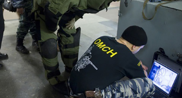 Работа сотрудников спецслужб. Фото: http://www.vestikavkaza.ru/news/Trevoga-na-avtovokzale-v-Nalchike-okazalas-lozhnoy.html