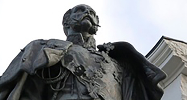 Фрагмент памятника памятник Александру II в Сочи. Фото: http://nazaccent.ru/content/18465-cherkesskie-aktivisty-potrebovali-ubrat-pamyatnik-aleksandru.html