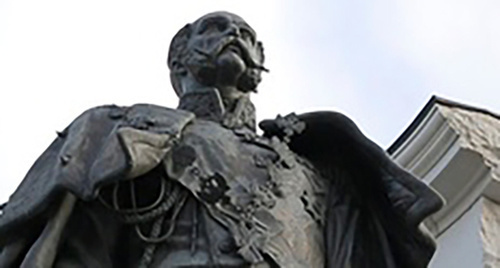 Фрагмент памятника памятник Александру II в Сочи. Фото: http://nazaccent.ru/content/18465-cherkesskie-aktivisty-potrebovali-ubrat-pamyatnik-aleksandru.html