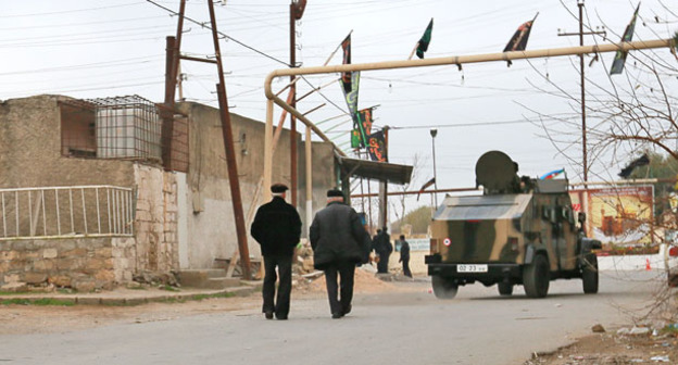 Спецоперация возле площади Имама Али в Нардаране. 1 декабря 2015 г. Фото Азиза Каримова 