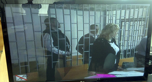 Экран видеотрансляции заседания по делу против Карпюка и Клыха. Фото Мурада Мурадова для "Кавказского узла"