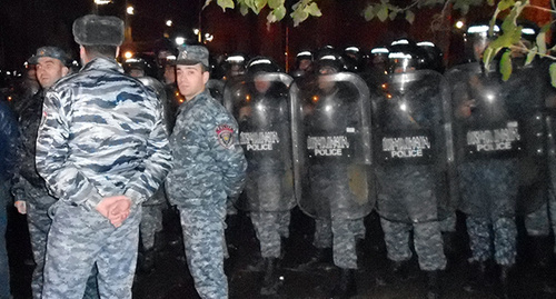 Полиция стянула в центр Еревана дополнительные силы. Фото Тиграна Петросяна для "Кавказского узла"