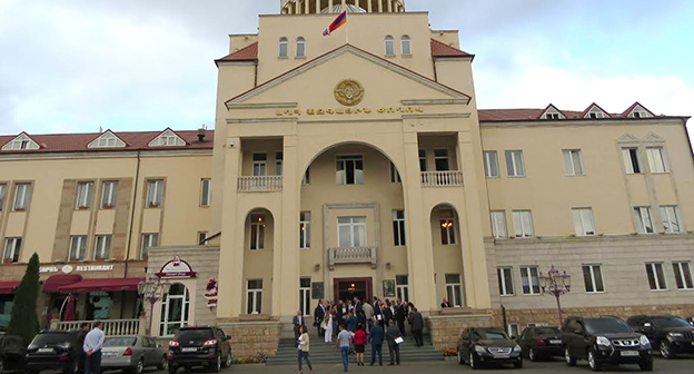 Здание НС Нагорного Карабаха. Степанакерт. сентябрь 2015 год. Фот оАдвард Григорян для "Кавказского узла"