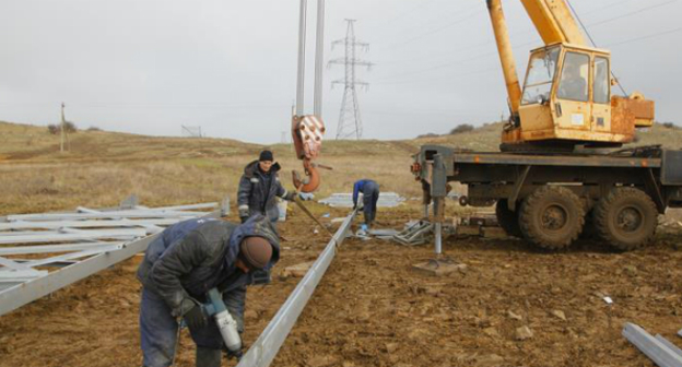 Строительство линии электропередачи. Фото: http://kerch.com.ru