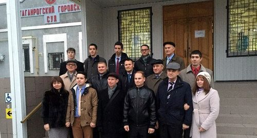 Шестнадцать свидетелей Иеговы у здания горсуда Таганрога в день оглашения приговора по их делу. 30 ноября 2015 года. Фото: vk.com/jw_ru