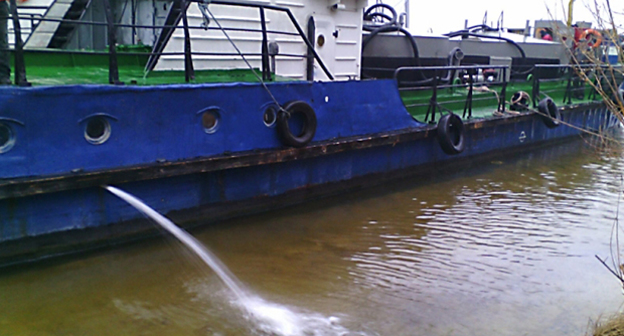 Судно «Диалог» на месте происшествия. Фото: http://30.mchs.gov.ru/pressroom/news/item/3287588/