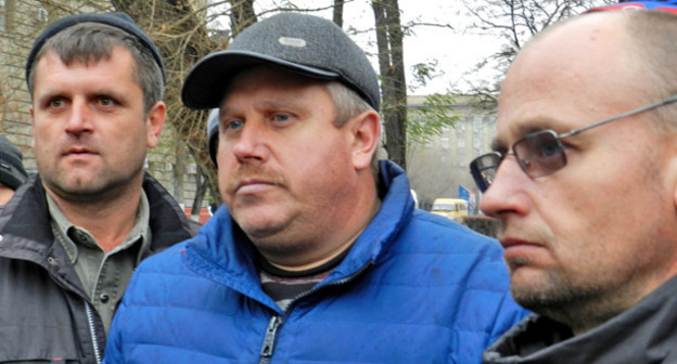 Беседа дальнобойщиков с представителем власти во время акции протеста. Волгоград, 20 ноября 2015 г. Фото Татьяны Филимоновой для "Кавказского узла"