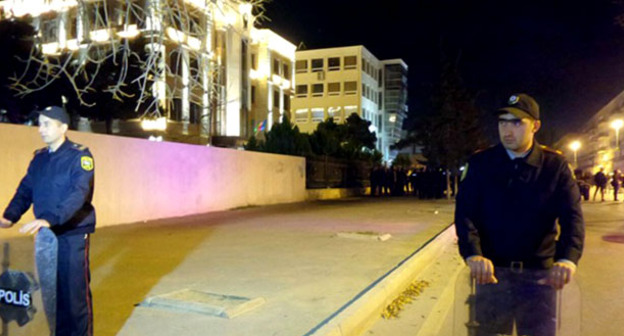 Сотрудники полиции во время акции против задержания зампреда «Мусульманского единства» Эльчина Гасымлы перед Управлением полиции Сабунчинского района в поселке Бакиханова. 5 ноября 2015 г. Фото http://minval.az/news/123509111