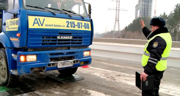 Сотрудник ДПС останавливает большегруз. Фото: RFE/RL http://www.svoboda.org/