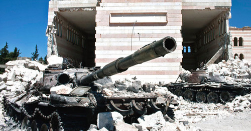 Подбитые танки на фоне мечети в городе Аазас. Сирия. Август 2012 г. Фото пользователя Christiaan Triebert https://www.flickr.com