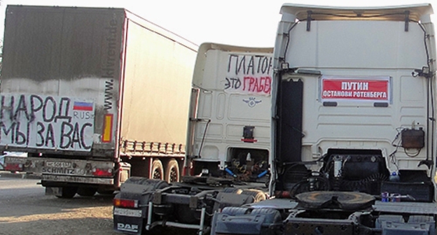 Автомобили протестующих в Дагестане дальнобойщиков. 24 ноября 2015 года. Фото Мурада Мурадова для "Кавказского узла"