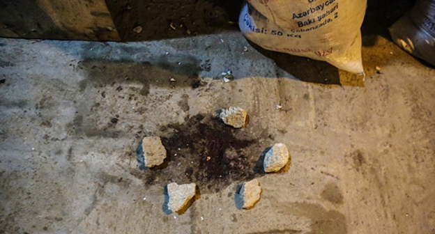 След крови на месте спецоперации в Нардаране. 26 ноября 2015 года. Фото Азиза Каримова для "Кавказского узла"