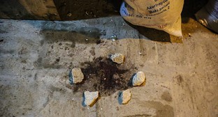 След крови на месте спецоперации в Нардаране. 26 ноября 2015 года. Фото Азиза Каримова для "Кавказского узла"
