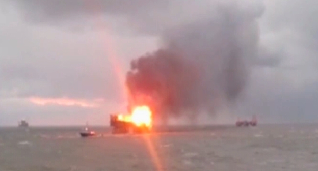 Горящая нефтеплатформа на месторождении "Гюнешли". Фото: Meydan.TV