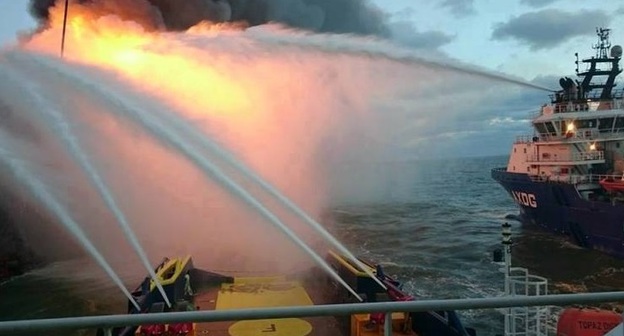 Пожарные катера тушат возгорание на нефтяной платформе компании SOCAR. Фото Meydan.TV