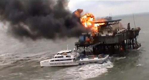 Пожар на нефтяной плотформе. Фото: http://1news.az/society/incidents/20151204090052044.html