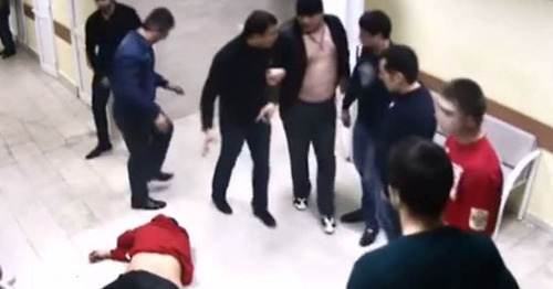 Во время массовой драки в больнице Минвод. 20 сентября 2014 г. Кадр из видео пользователя Sergiy Korolyov https://www.youtube.com