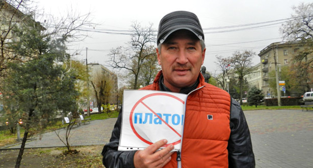 Участник одиночного пикета дальнобойщиков. Волгоград, 7 декабря 2015 г. Фото Татьяны Филимоновой для "Кавказского узла"
