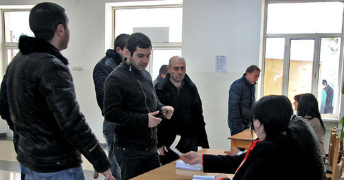 На избирательном участке во время голосования на референдуме. Ереван, 6 декабря 2015 г. Фото http://newsarmenia.am/news/armenia/nablyudateli-ot-sng-dovolny-khodom-golosovaniya-na-referendume-po-konstitutsionnym-izmeneniyam-v-arm/