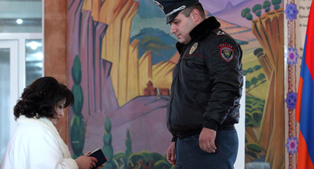 На избирательном участке во время голосования на референдуме. Ереван, 6 декабря 2015 г. Фото http://newsarmenia.am/news/armenia/nablyudateli-ot-sng-dovolny-khodom-golosovaniya-na-referendume-po-konstitutsionnym-izmeneniyam-v-arm/