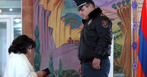 На избирательном участке во время голосования на референдуме. Ереван, 6 декабря 2015 г. Фото http://newsarmenia.am/news/armenia/nablyudateli-ot-sng-dovolny-khodom-golosovaniya-na-referendume-po-konstitutsionnym-izmeneniyam-v-arm/