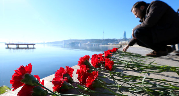 Красные гвоздики на пирсе в память по погибшим на нефтеплатформе. Баку, 6 декабря 2015 г. Фото Азиза Каримова для "Кавказского узла"