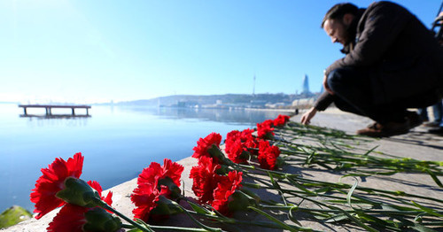 Красные гвоздики на пирсе в память по погибшим на нефтеплатформе. Баку, 6 декабря 2015 г. Фото Азиза Каримова для "Кавказского узла"