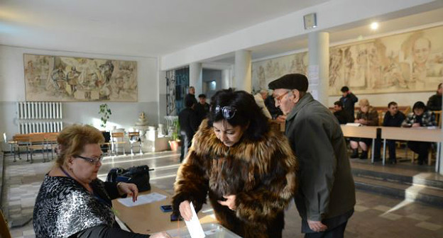 На избирательном участке во время проведения референдума в Армении. 6 декабря 2015 г. Фото: RFE/RL