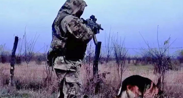 Сотрудник силовых структур во время спецоперации. Фото http://nac.gov.ru/