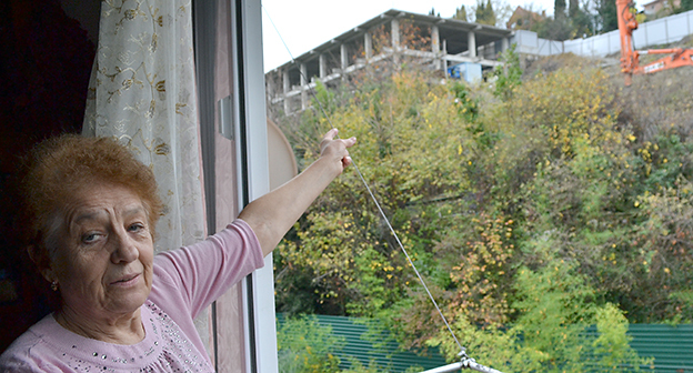 Вид из окна дома на строящийся торговый центр. Фото Светланы Кравченко для "Кавказского узла"