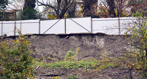 Оползень под забором стройки. Фото Светланы Кравченко