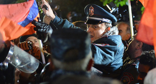 Сотрудники полиции во время акции протеста сторонников "Новой Армении". Ереван, декабрь 2015 г. Фото http://panarmenian.net/m/rus/photoset/8537/78051