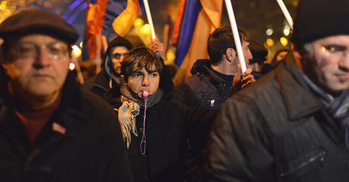Сторонники Фронта общественного спасения «Новая Армения» во время шествия. Ереван, декабрь 2015 г. Фото http://panarmenian.net/
