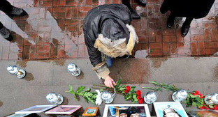 Цветы и портреты погибших возле театрального центра на Дубровке. Фото http://www.svoboda.mobi/a/25148186.html