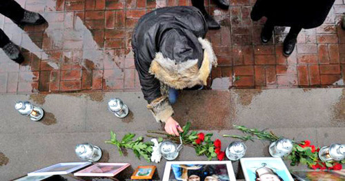 Цветы и портреты погибших возле театрального центра на Дубровке. Фото http://www.svoboda.mobi/a/25148186.html