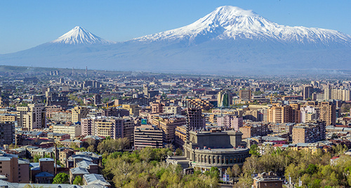 Вид на Ереван и гору Арарат. Фото Serouj Ourishian, https://ru.wikipedia.org/wiki/Ереван